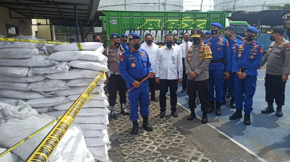 Kabaharkam Polri Didampingi Kapolda Jatim Ungkap Tersangka Perakit Bom