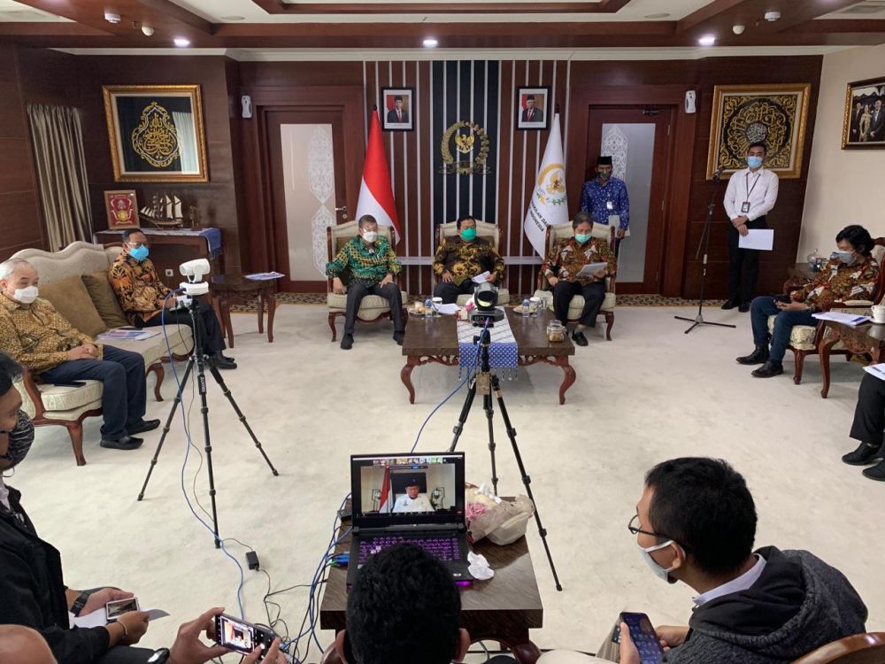 LaNyalla Mattalitti sedang rapat virtual