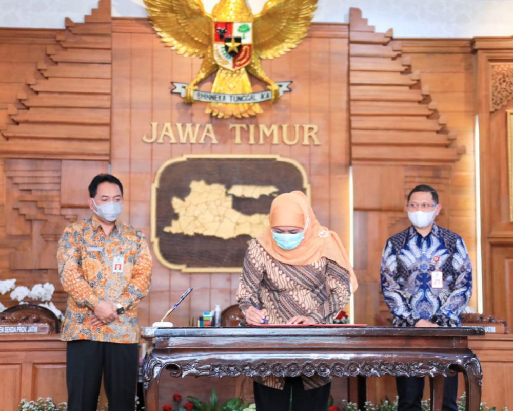 Gubernur Jatim Khofifah Indar Parawansa bersama MenPanRB dan Kepala LAN RI secara daring tandatangani kesepakatan bersama atas pengembangan kompetensi aparatur sipil negara pemerintah provinsi jawa timur melalui Corporate University