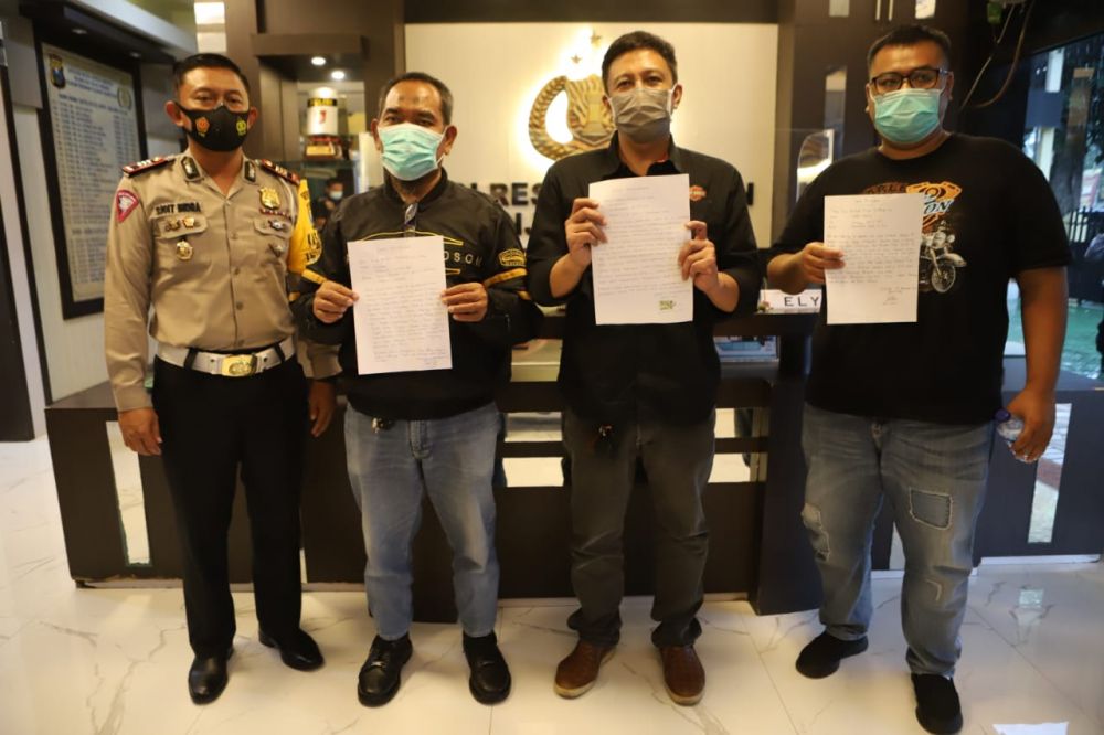 Kasat lantas Polres Pelabuhan Tanjung Perak bersama pengendara motor Harley Davidson