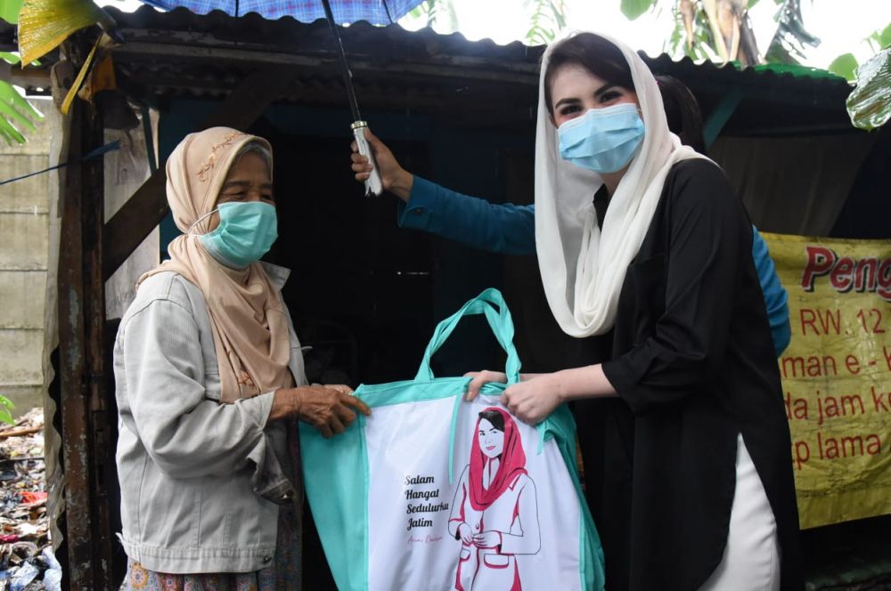 Arumi Bachsin berikan sembako pada warga terdampak Covid-19