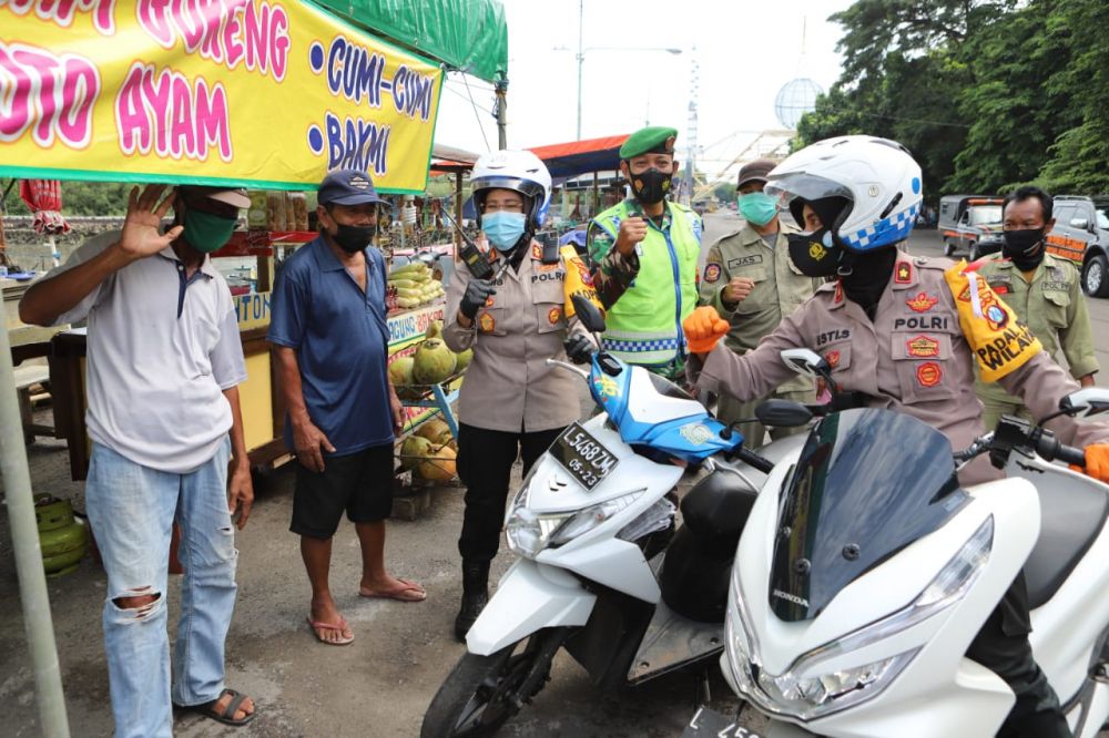 Kapolres Pelabuhan Tanjung Perak AKBP Ganis Setyaningrum edukasi warga jelang malam tahun baru