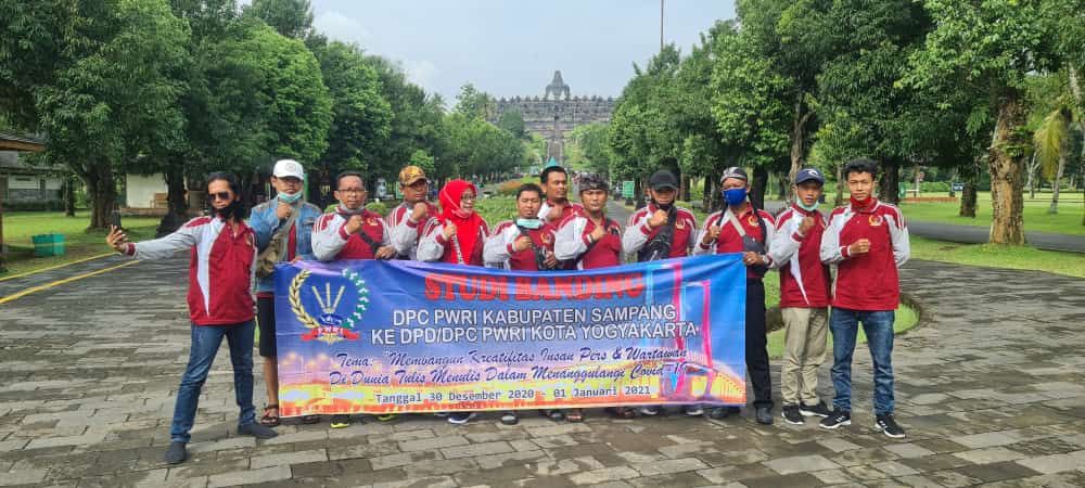 Anggota DPC PWRI sedang berfoto seusai Study Banding di Yogyakarta