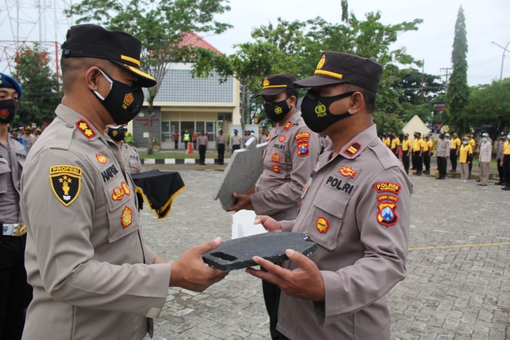 Kapolres Sampang AKBP Abdul Hafidz S.I.K.,M serah terima kunci pada Kapolsek Sokobanah dan Kapolsek Jrengik