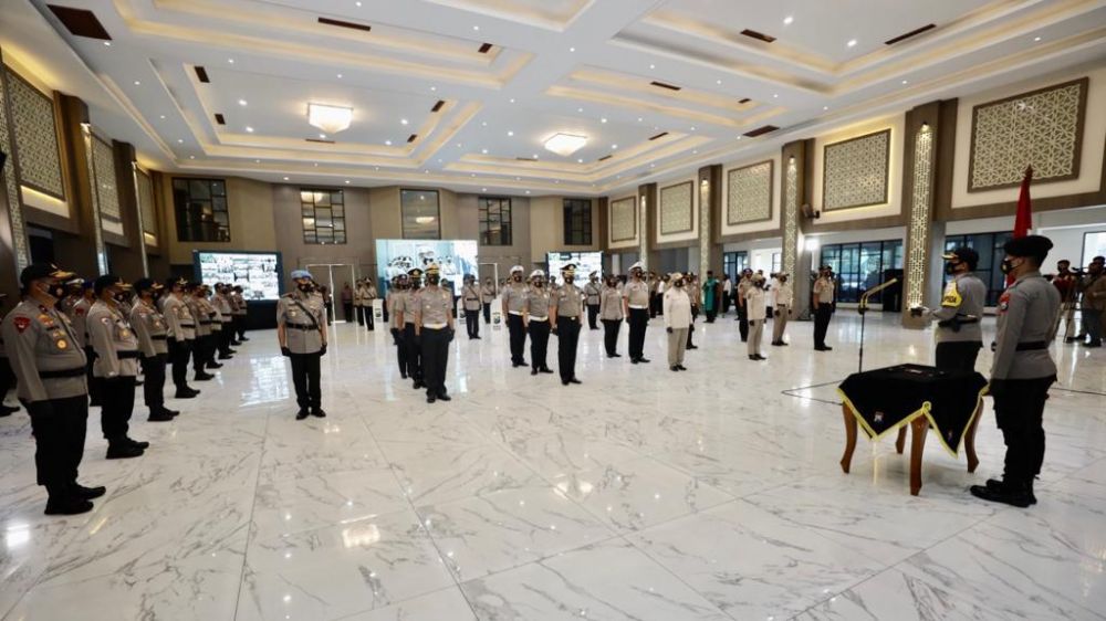 Upacara kenaikan pangkat setingkat lebih tinggi personil Polda Jatim