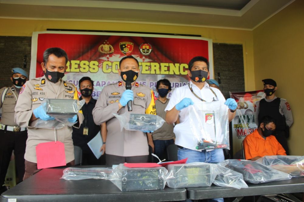 Wakapolres Maros Kompol Muhammadong SE MM menunjukkan hasil barang bukti
