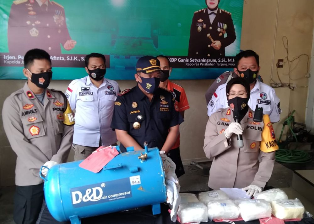 Kapolres Pelabuhan Tanjung Perak menunjukkan hasil barang bukti yang di sita