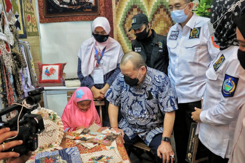 AA LaNyalla Mahmud Mattalitti sedang melihat anak-anak bermain