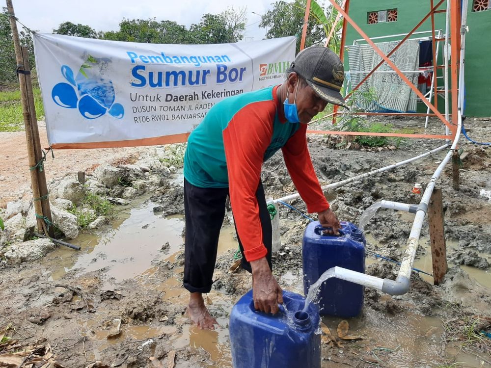 Warga mencoba sumur bos sumbangan dari Laznas BMH