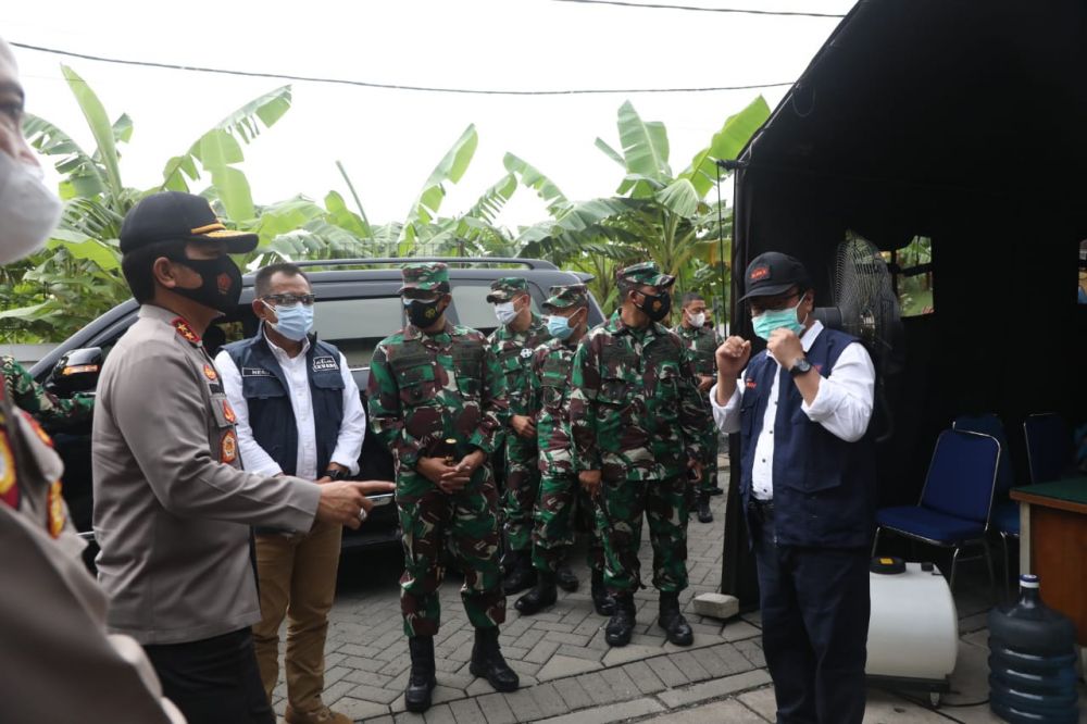 Sekdaprov Jatim Heru Tjahjono bersama Kapolda Jatim Irjend Pol Nico Afinta tinjau Kampung Tangguh Semeru Wani Jogo Suroboyo Kelurahan Wonorejo. Kec. Tegalsari Surabaya dan meninjau gudang penyimpanan vaksin Covid-19 di Dinkes Jatim