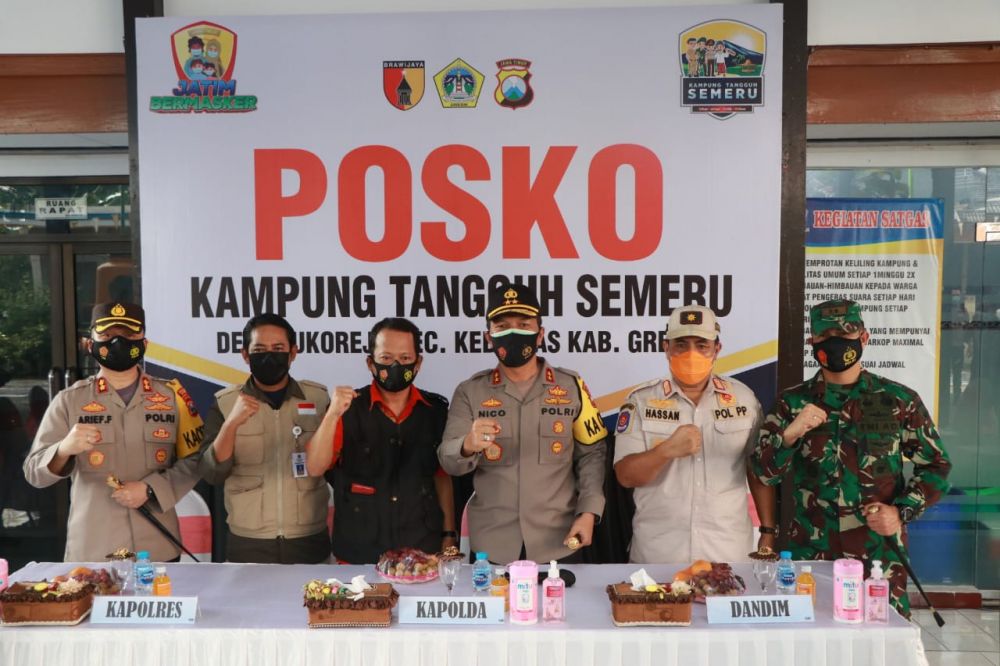 Kapolda Jatim Irjen Pol Nico Afinta bersama warga desa Sukorejo, Gresik