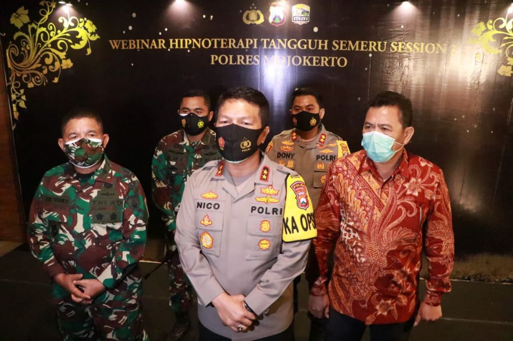 Kapolda Jatim sesaat setelah acara webinar Hipnoterapi Mojokerto