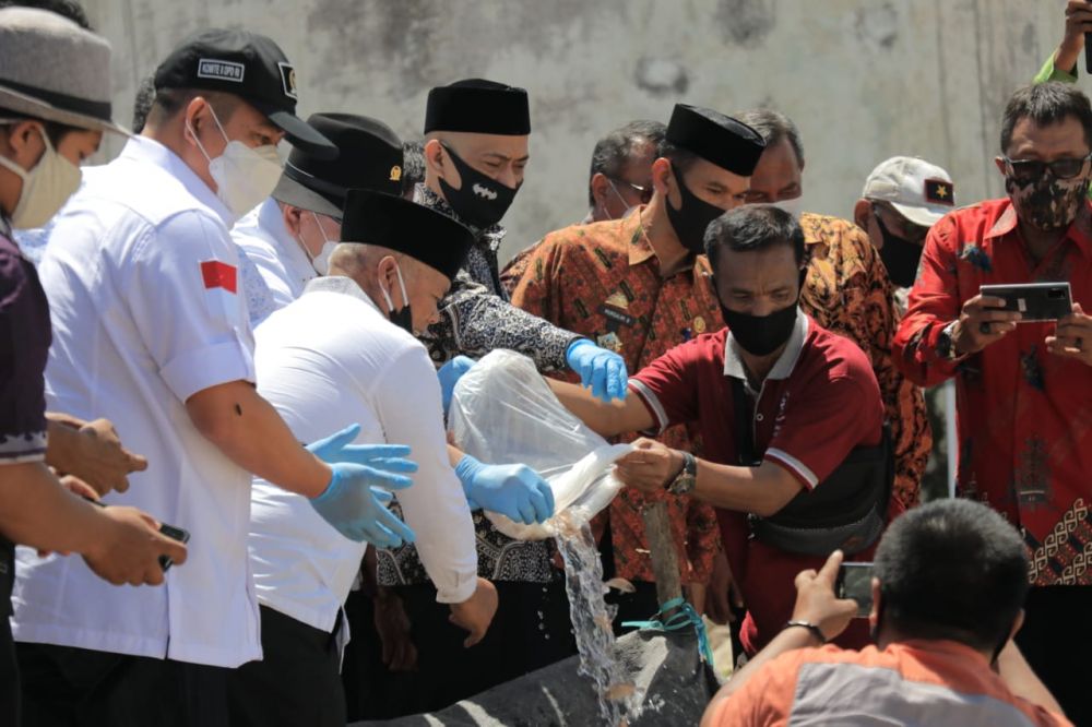 LaNyalla sedang mengisi kolam bakal kolam budidaya udang