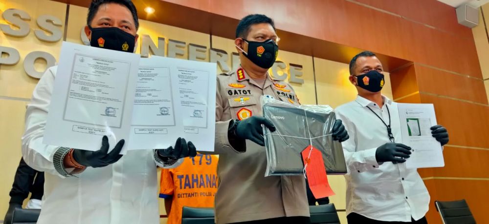 Kabid Humas Polda Jatim Kombes Pol Gatot Repli Handoko sedang menunjukkan barang bukti yang di sita