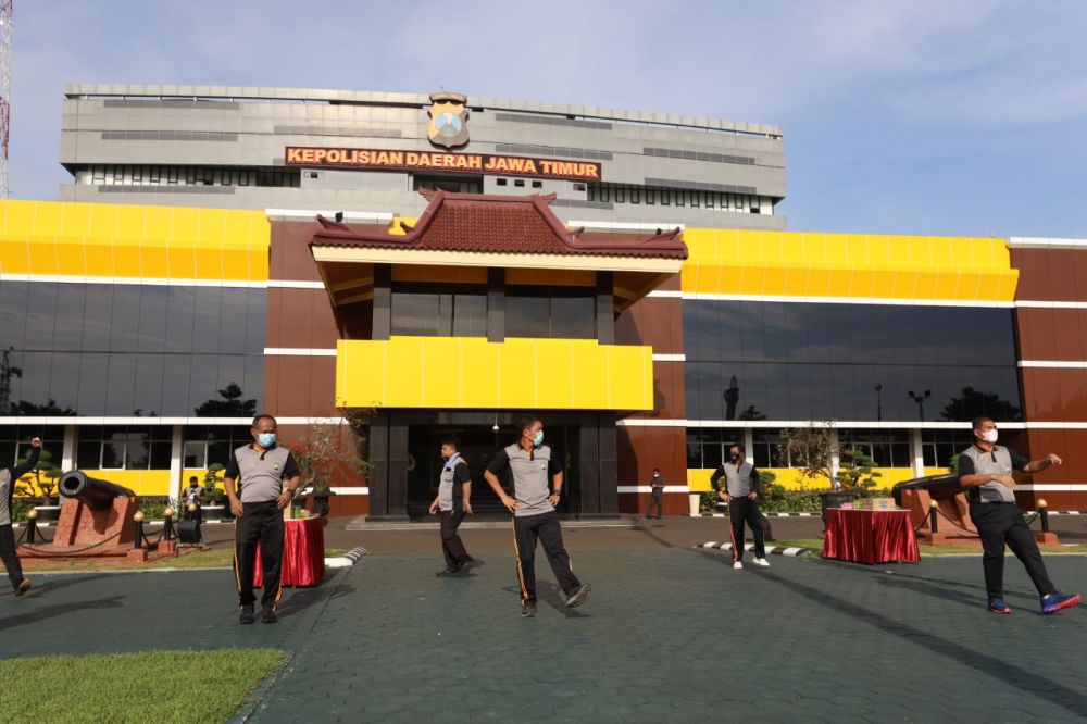 Kapolda Jatim Irjen Pol Nico Afinta sedang berolahraga jaga imun tubuh