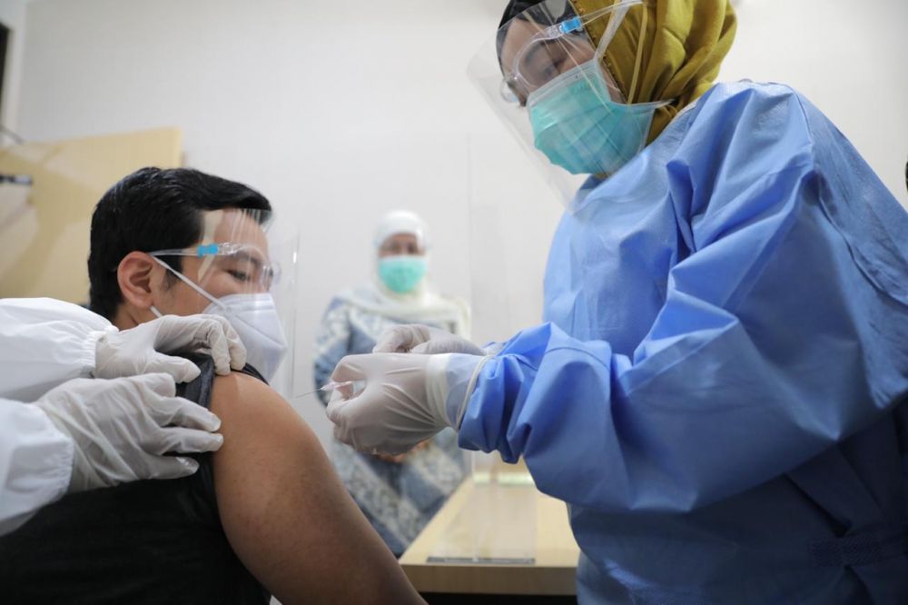 Gubernur Jatim Khofifah Indar Parawansa sedang cek tenaga medis yang disuntik vaksin