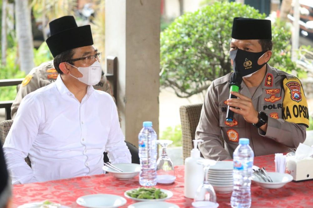 Kapolda Jatim Irjen Pol Nico Afinta berbincang dengan ketua MUI KH. Hasan Mutawakkil Alallah