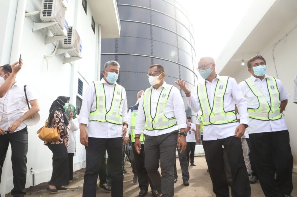 Sekdaprov Jatim Heru Tjahjono meninjau Rumah Meter Buduran Sidoarjo yang digunakan sebagai fasilitas distribusi Proyek SPAM Umbulan