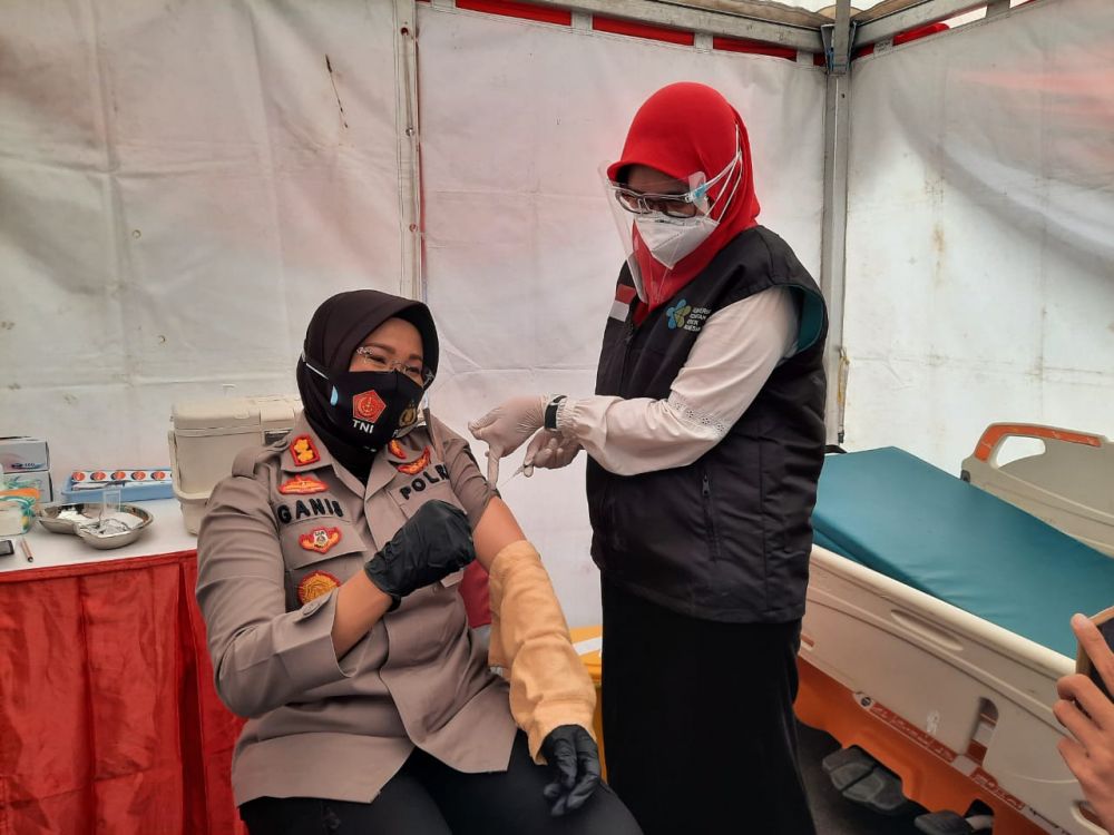 Kapolres Pelabuhan Tanjung Perak Ganis Setyaningrum suntik vaksin di kantor Walikota Surabaya