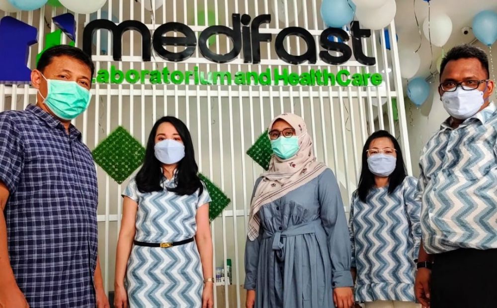 Wenny Owner medifast Laboratorium bersama Dinkes saat grand opening