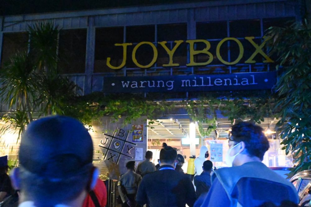 Ops pengamanan gabungan tempat karaoke dan cafe di Surabaya