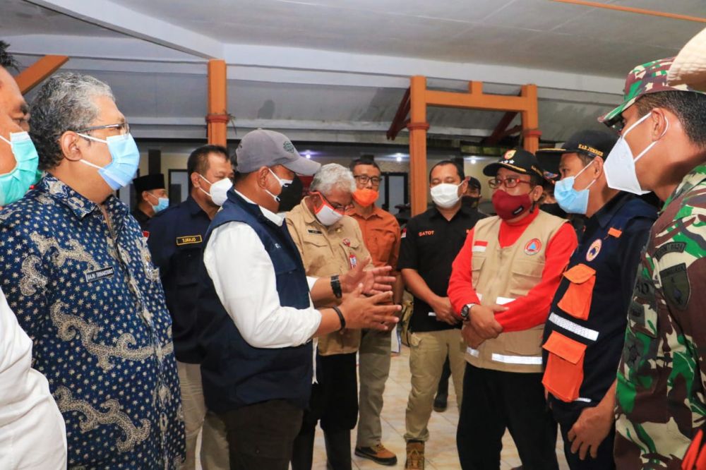 Sekdaprov Jatim Tinjau Posko dan Dapur Umum Pada Bencana Banjir Di Desa Wonoasri Jember
