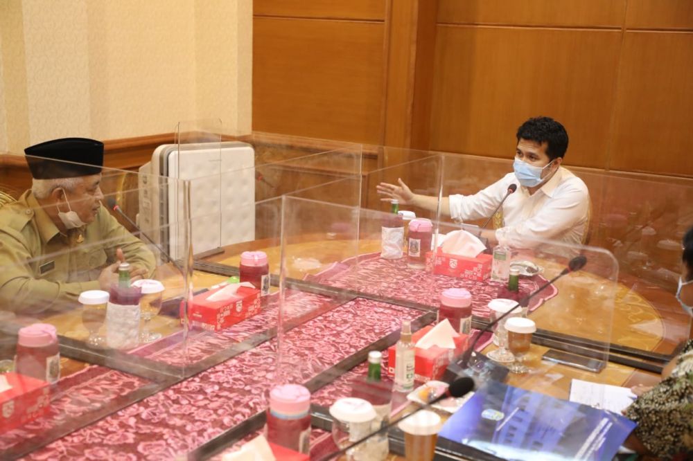 Wagub Jatim Emil Elestianto Dardak memimpin rapat pengembangan proyek KEK Singosari yang juga dihadiri oleh Bupati Malang di Ruang Kerja Wakil Gubernur Jatim di Gedung Negara Grahadi