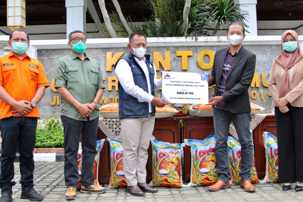 Sekda Prov Jatim terima bantuan untuk korban bencana alam berupa 20 ton beras dari Jaya Kirana Sakti di Halaman Depan Kantor Gubernur Jatim Jl. Pahlawan 110 Surabaya
