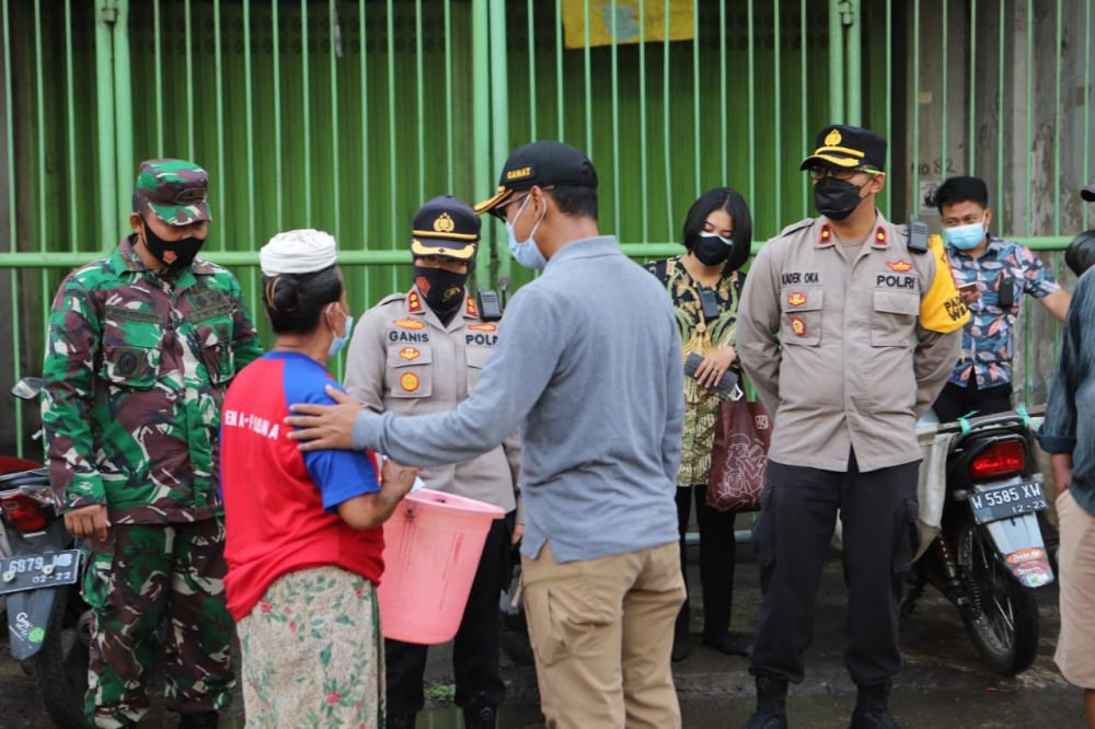 Kapolres Pelabuhan Tanjung Perak AKBP Ganis Setyaningrum berikan edukasi dan tindak pelanggar Prokes