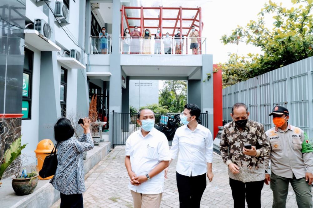 Wagub Emil sambangi asrama pasien Covid-19 di Trenggalek