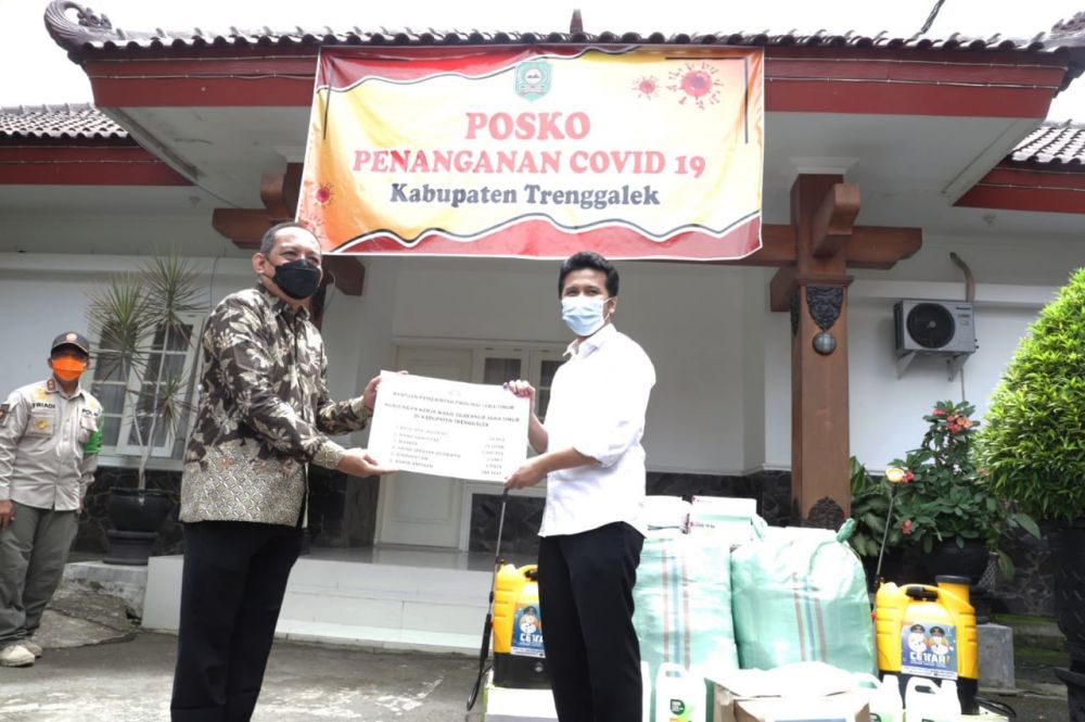 Wagub Emil bagikan APD di Trenggalek dalam menangani Covid-19