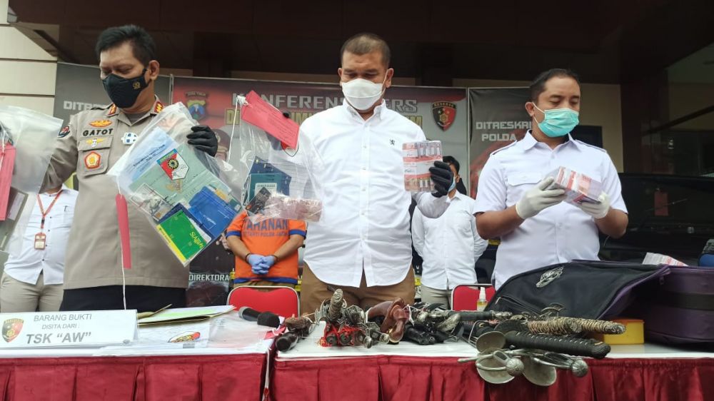Dirreskrimum Polda Jatim Kombes Pol Totok Suharyanto menunjukkan BB yang diamankan