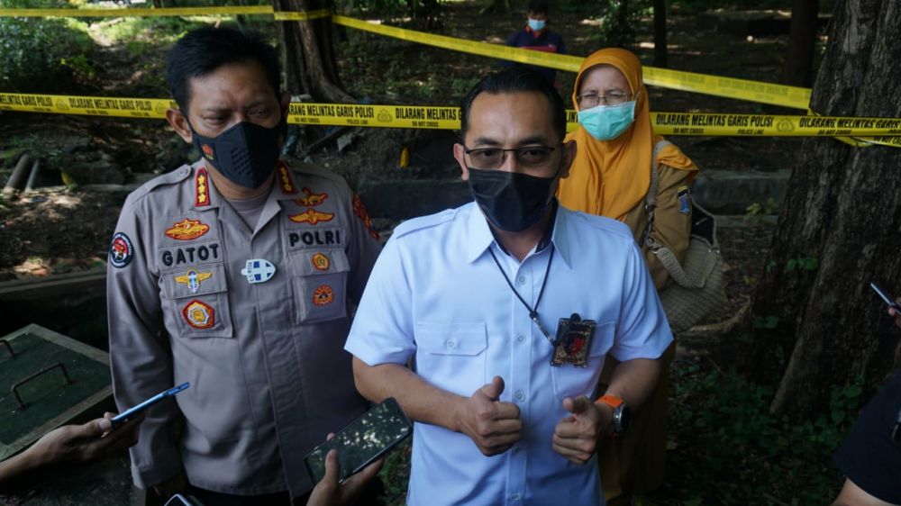 Kasat Reskrim Polrestabes Surabaya AKBP Oki Ahadian di dampingi Kabid Humas Polda Jatim Kombes Pol Gatot Repli Handoko sedang cek TKP