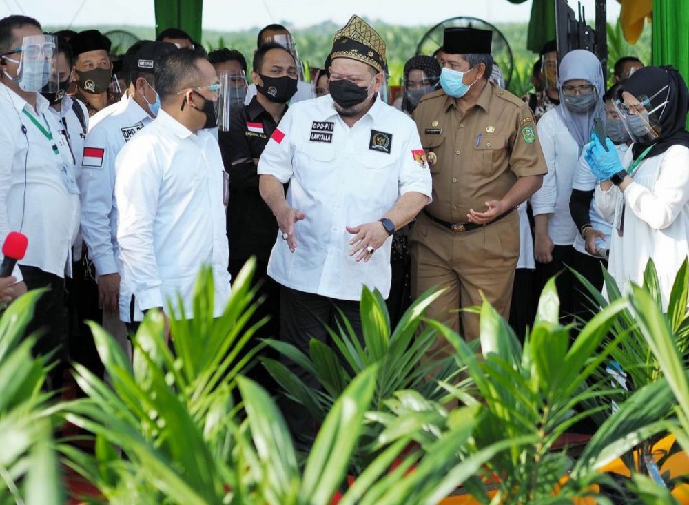 Ketua DPD RI, LaNyalla Mahmud Mattalitti saat  menyerahkan Bibit Kelapa Sawit kepada petani di lahan PTPN V di Kabupaten Siak, Riau.