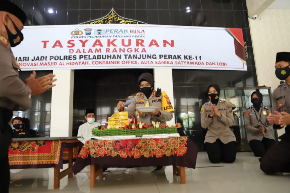 Kapolres Pelabuhan Tanjung Perak Surabaya Ganis Setyaningrum menandai HUT Polres Pelabuhan Tanjung Perak dengan memotong tumpeng