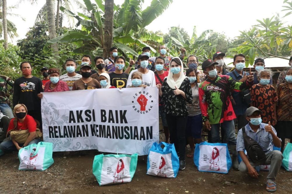 Arumi Bachsin kunjungi Jember berikan bantuan pada masyarakat