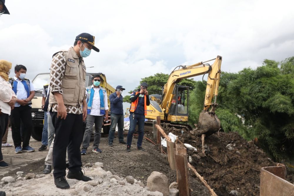 Wagub Jatim Emil Elestianto Dardak meninjau proses perbaikan jalan tol Surabaya-Gempol KM 6.200 yang longsor sejak Selasa, 26 Januari lalu