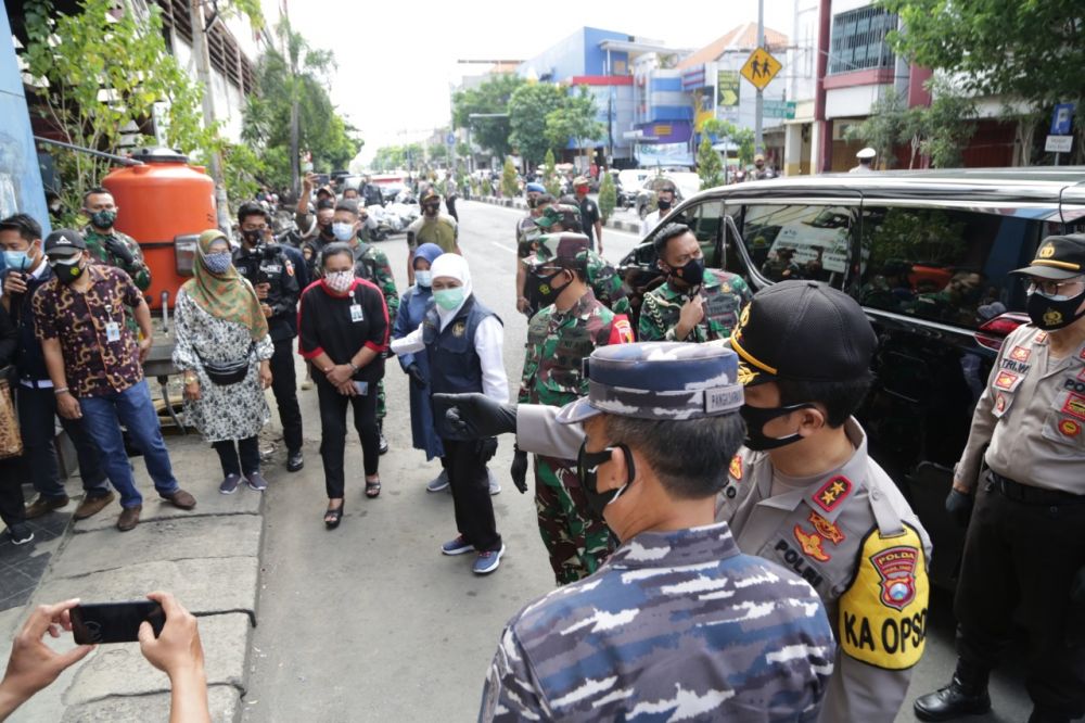Forkopimda Jatim Bagikan Ribuan Masker ke Pasar Kapasan Surabaya