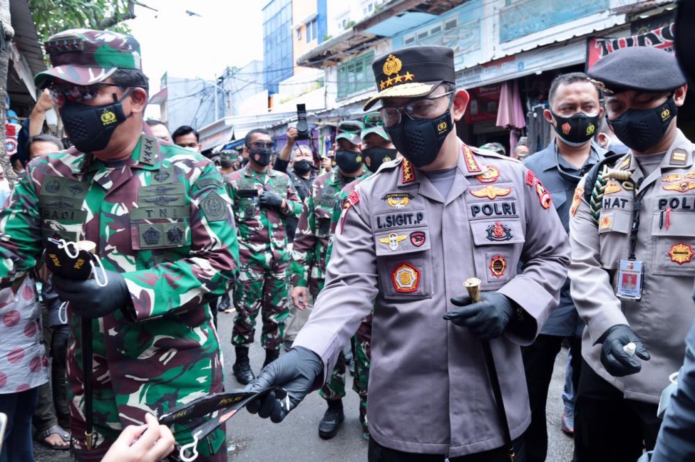Kapolri dan panglima TNI bagikan masker di pasar tanah Abang