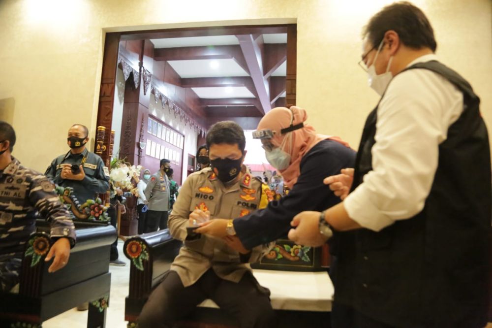 Kapolda Jatim Irjen Pol Nico Afinta saat suntik vaksin