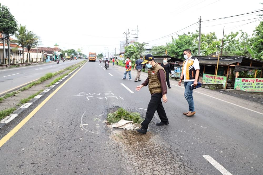 Wakil Gubernur Jatim Emil Elestianto Dardak meninjau langsung perbaikan jalan rusak di ruas jalan Mojokerto Jombang.