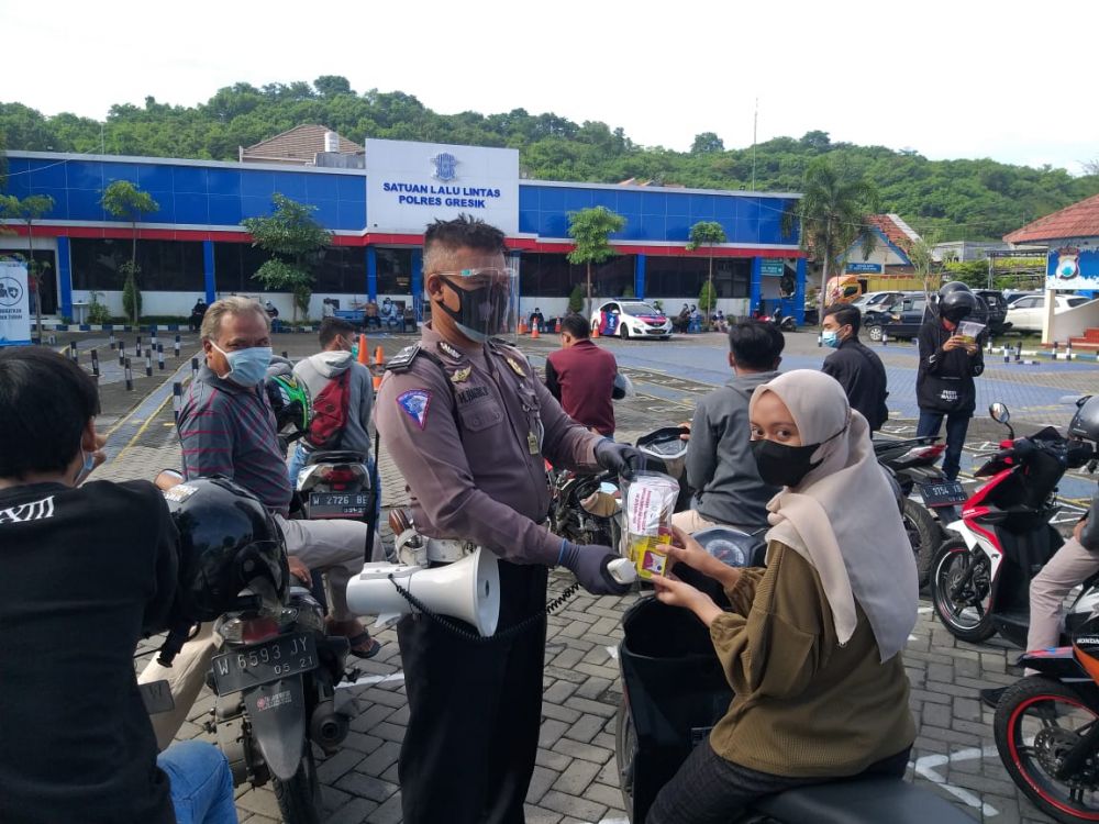 Satlantas Polres Gresik bagikan vitamin pada masyarakat dan pemohon SIM