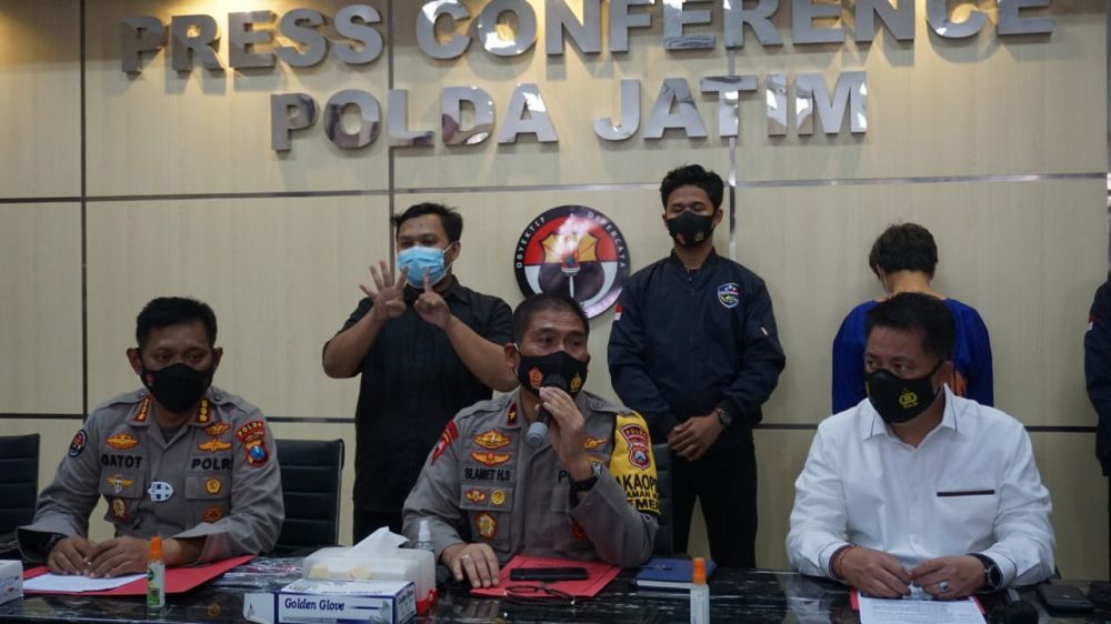 Wakapolda Jatim Brigjen Pol Drs. Slamet Hadi Supraptoyo didampingi Kabid Humas Polda Jatim Kombes Pol Gatot Repli Handoko menunjukkan BB yang diamankan