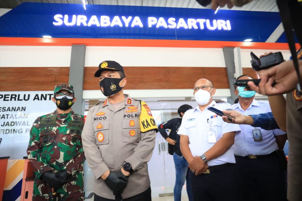 Kapolda Jatim Irjen Pol Dr Nico Afinta bersama Pangdam V Brawijaya lakukan pengecekan Prokes di Stasiun Pasar Turi