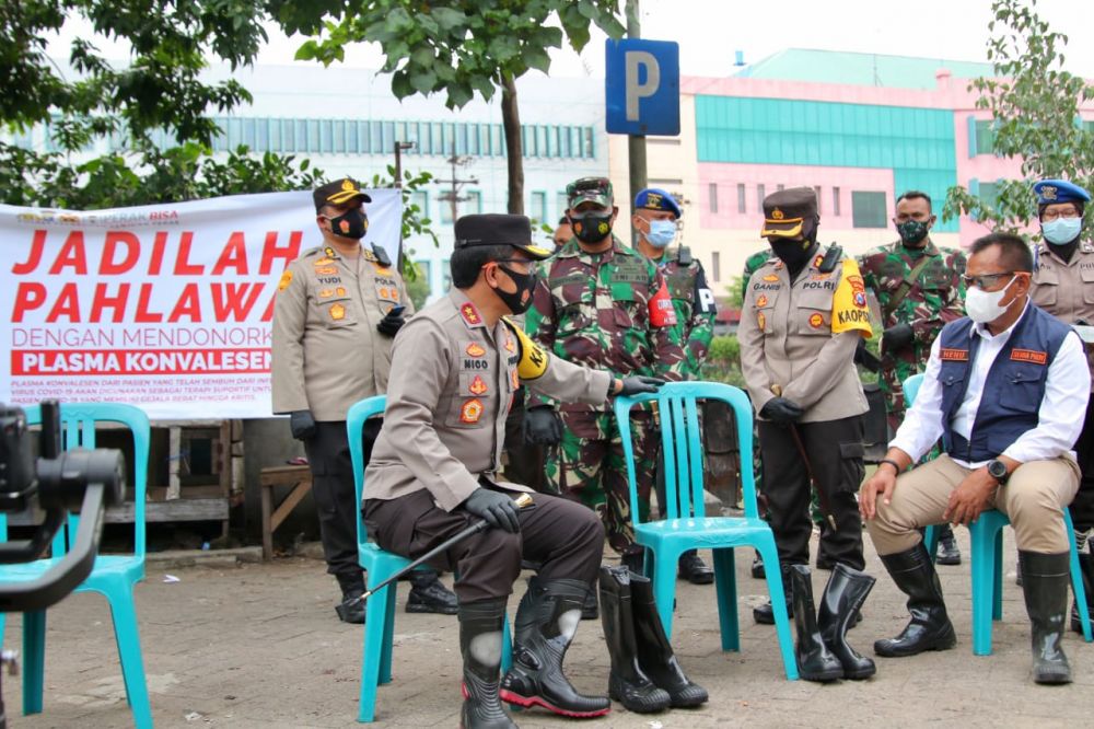 Sekdaprov dan Kapolda Jatim sesaat setelah berbagi masker di pasar pabean Surabaya