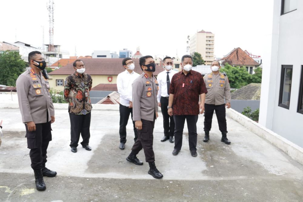Kapolda Jatim Irjen Pol Dr Nico Afinta, Plt Walikota Wisnu Sakti Buana saat cek lokasi gedung baru yang diresmikan