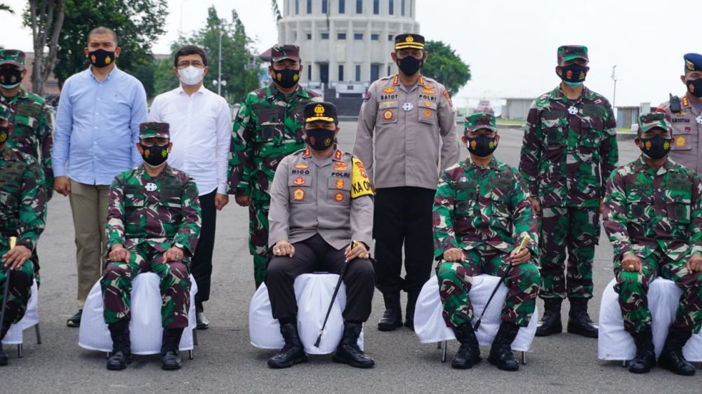 Kapolda Jatim Irjen Pol Dr Nico Afinta foto bareng Pangko Armada ll Laksda TNI I.N.G Sudihartawan
