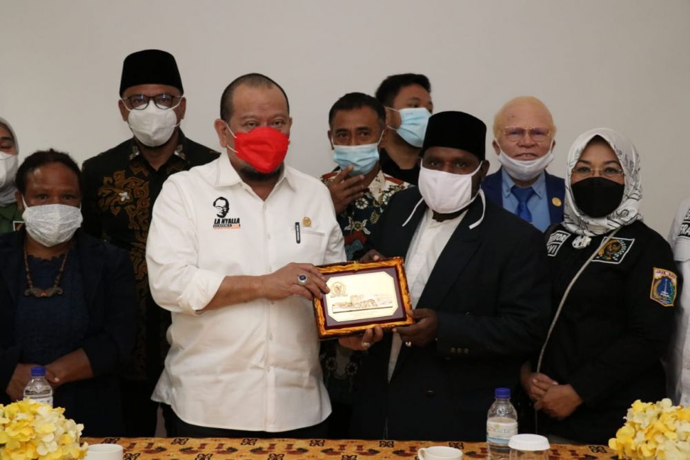 Ketua DPD RI LaNyalla Mahmud Mattalitti apresiasi Polisi bantu korban banjir Papua