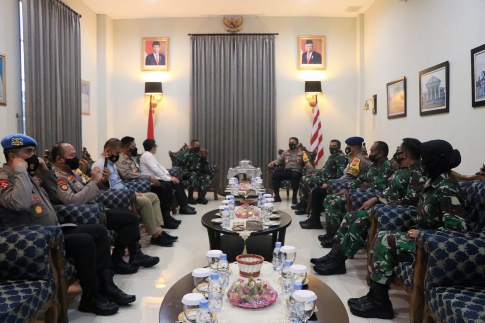 Kapolda Jatim Irjen Pol Dr Nico Afinta silaturahmi bersinergi dengan Gubernur AAL Laksda TNI Tunggal Suropati S.E M. tr
