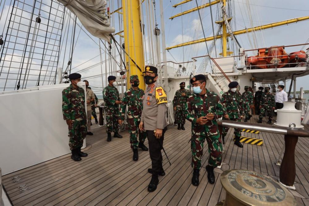 Kapolda Jatim Irjen Pol Dr Nico Afinta berkeliling bersama Pangkoarmada ll laksda TNI I.N.G Sudihartawan